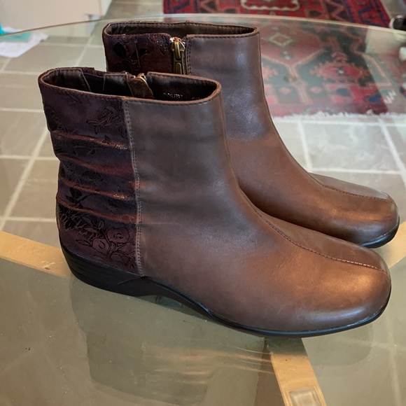 Volks Walkers Shoes - Volks Walkers, 7, lined ankle boots, embossed